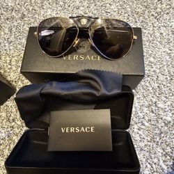 Versace Sunglasses no scratches 