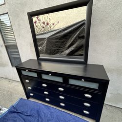 EXCELLENT 9 DRAWER DRESSER WITH MIRROR CAN DELIVER LOCAL IF NEEDED