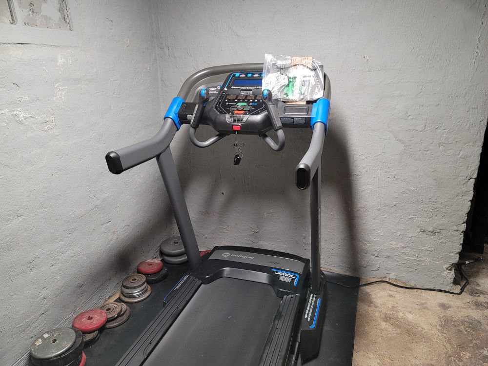 TREADMILL LIKE NEW WITH WARRANTY AND EXTENDED CARE 
