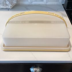 TUPPERWARE rectangular cake taker with handle - great clean condition!