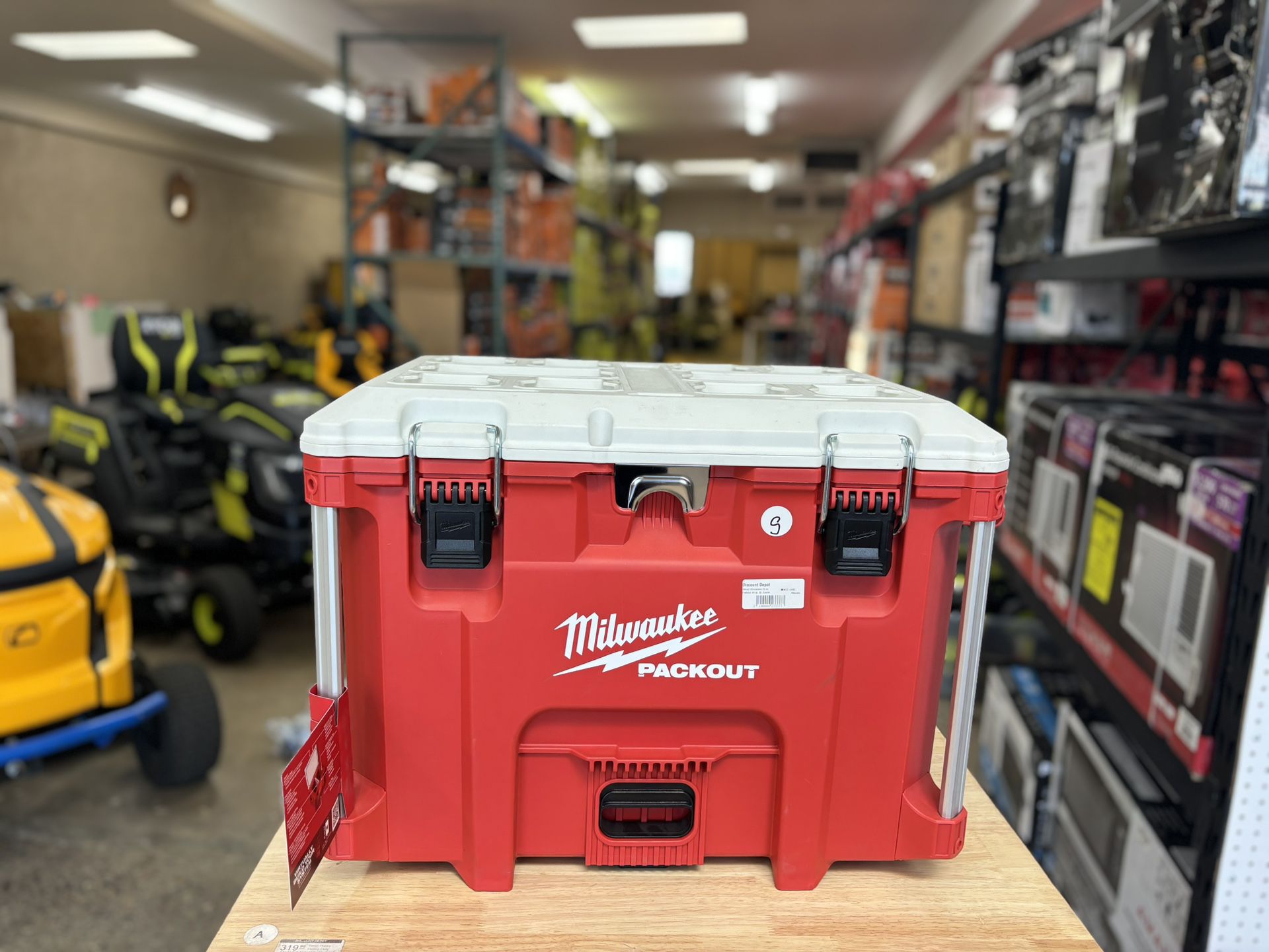 (New) Milwaukee 22 In. PACKOUT 40 Qt. XL Cooler 