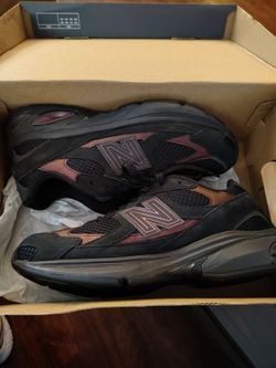 $45 NEW BALANCE SIZE 10.5