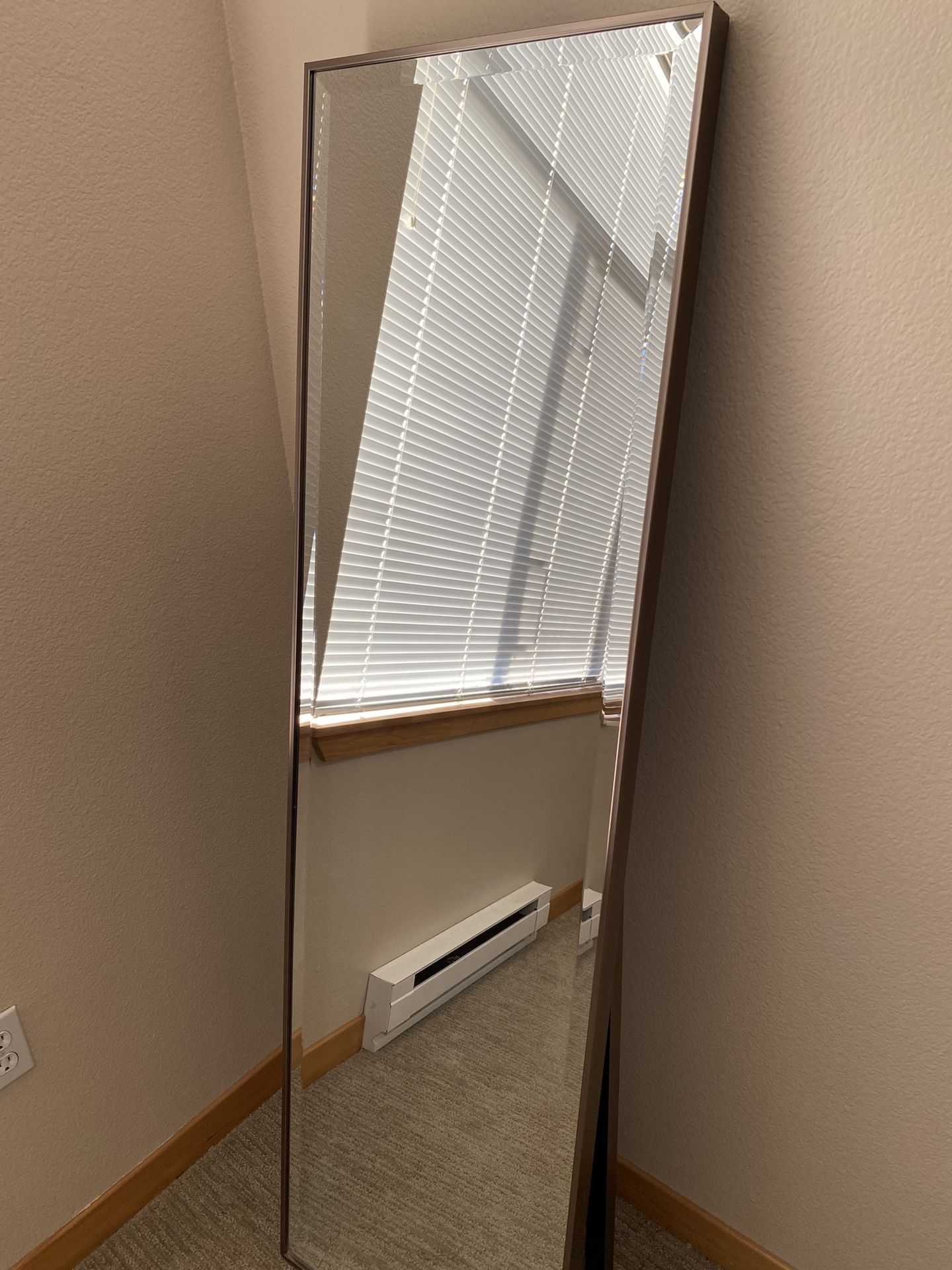 Easel Mirror 165” / 19”