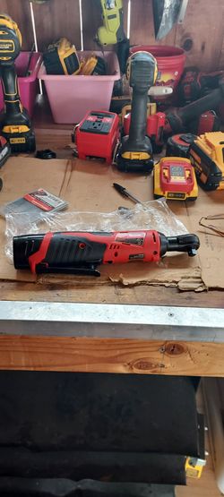 Milwaukee
M12 12V Lithium-lon Cordless
3/8 in. Ratchet (Tool-Only)