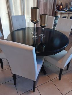 comedor con 6 sillas  se extiende a mas grande