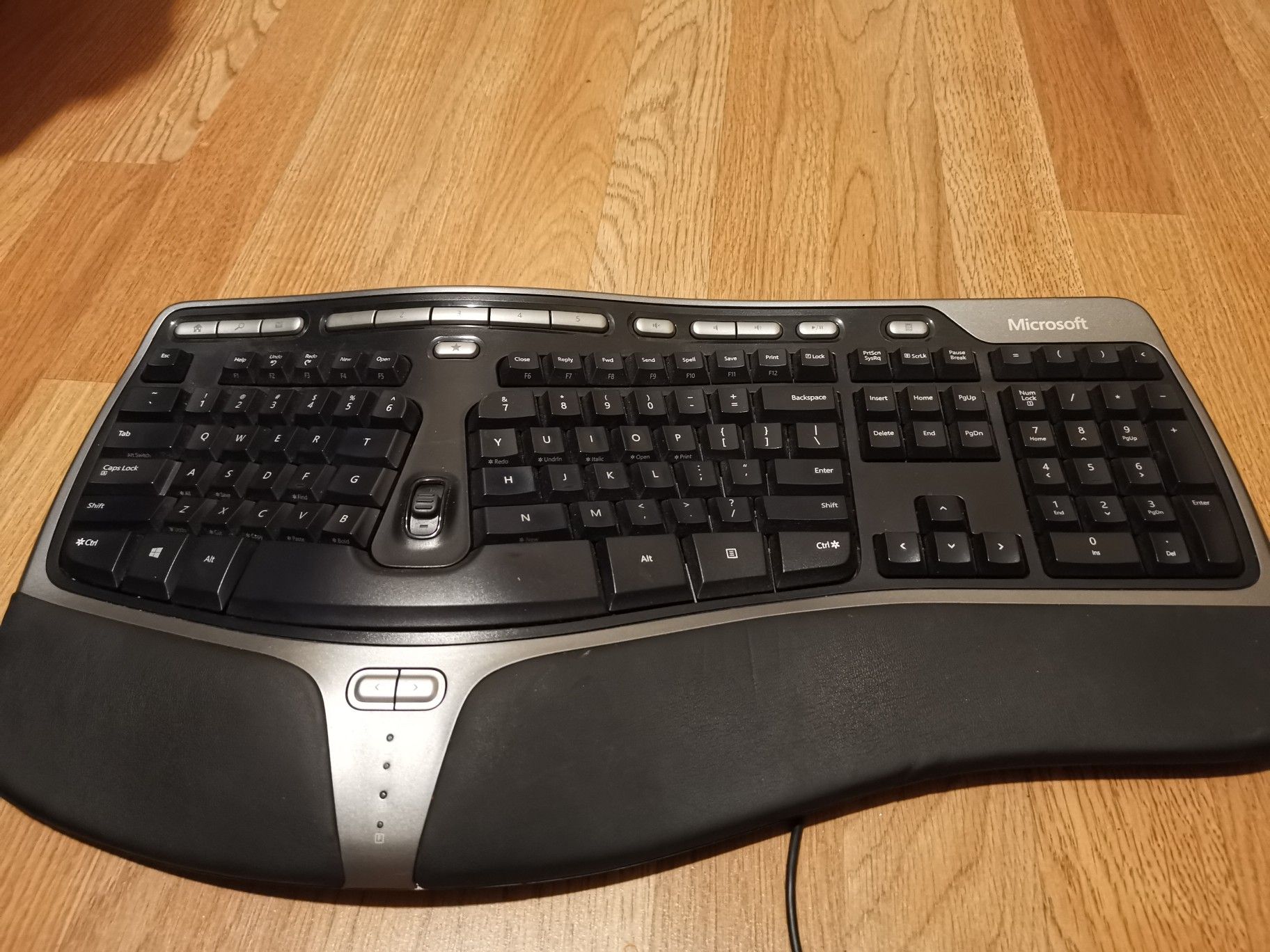 Keyboard Ergonómic and wireless Mouse