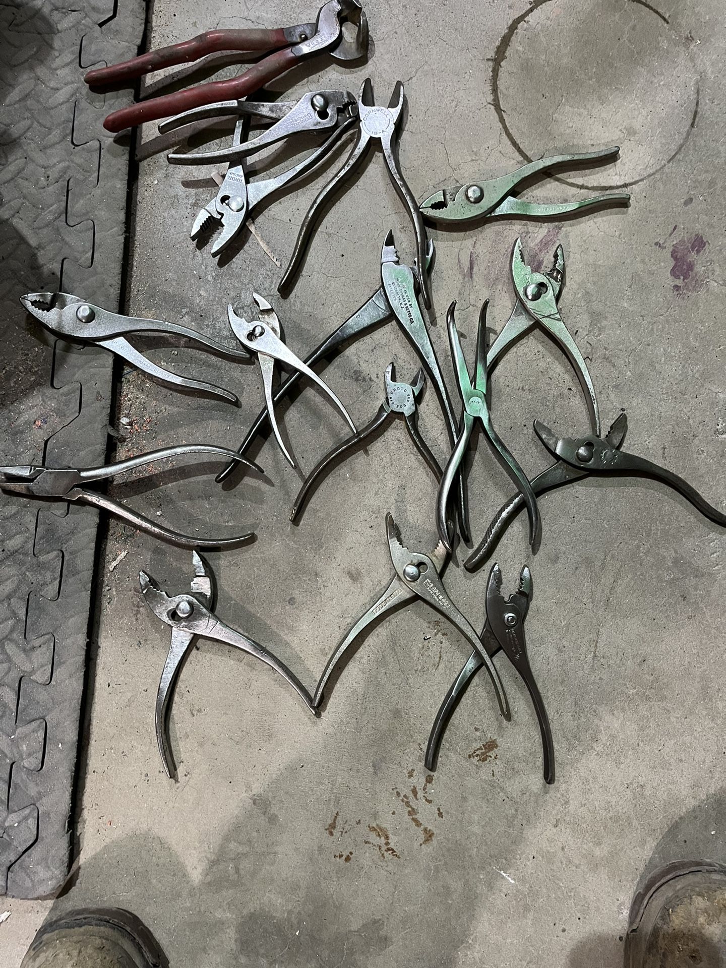  Pliers