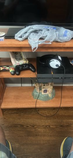 PS4 bundle 2 controllers and gaming headset