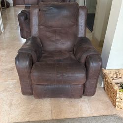 Set of 2 Brown Recliner Chairs – Clean, Comfortable, Well Kept