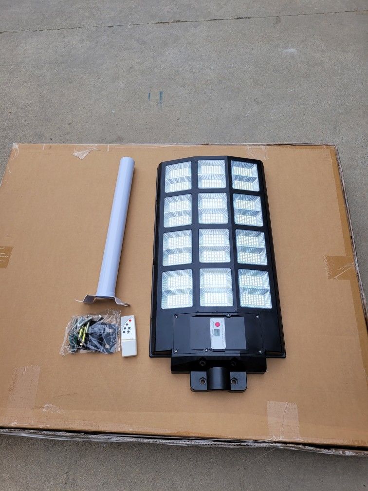 Solar Street Light  1,000 Watts Come With Remote Control  And Post