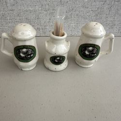 collectible Amish Country salt and pepper shakers