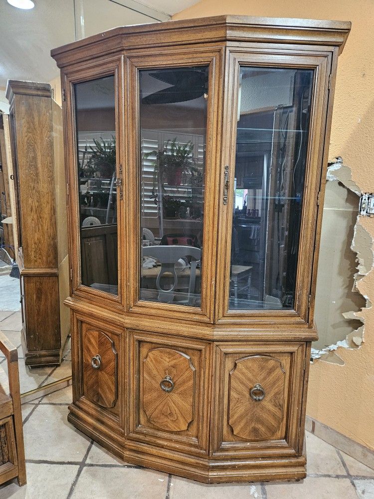 China Cabinet / Hutch