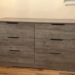 6 drawer Dresser (weathered gray wood color)