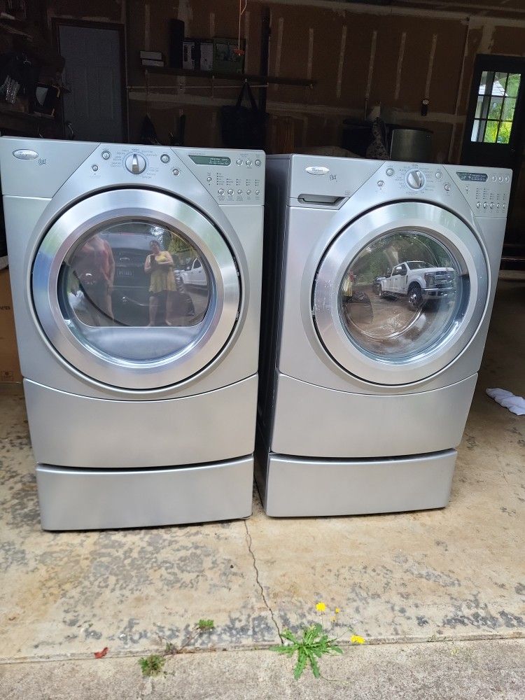Whirlpool Duet W/pedistool