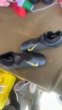 Soccer shoes