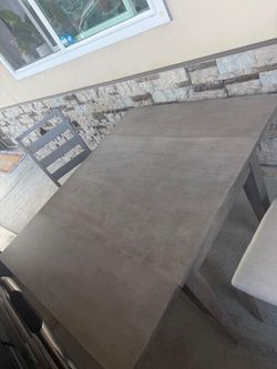 Dinning table good condition