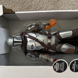 Star Wars, the Mandalorian action figure lights and sounds blaster and flamethrower