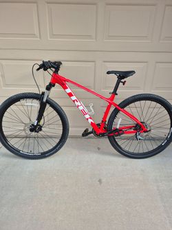 TREK MARLIN 6 MOUNTAIN BIKE, 29ER (M/L FRAME)