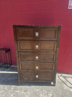 Used 5-drawer chest, niks n dings throughout but all drawers are on track