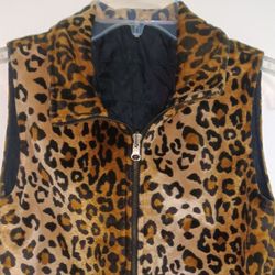 Reversible leopard print vest
https://offerup.com/redirect/?o=anItcy5jb20=.  Size Sm Perfect For Halloween! 
