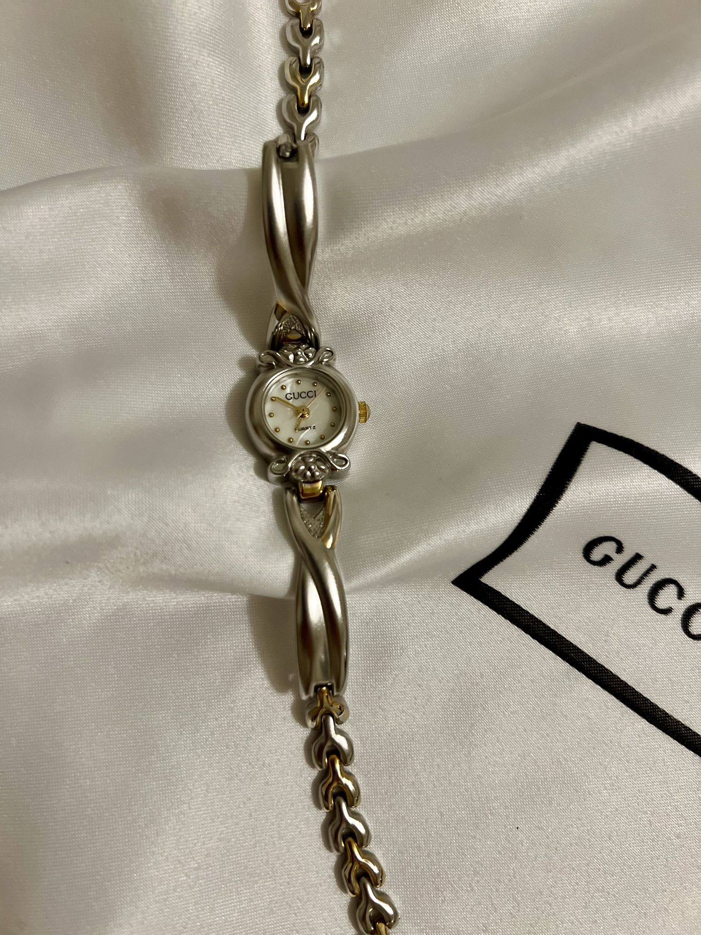 Women’s Vintage Gucci Watch Dual Toned Bracelet Stainless Steel Quartz