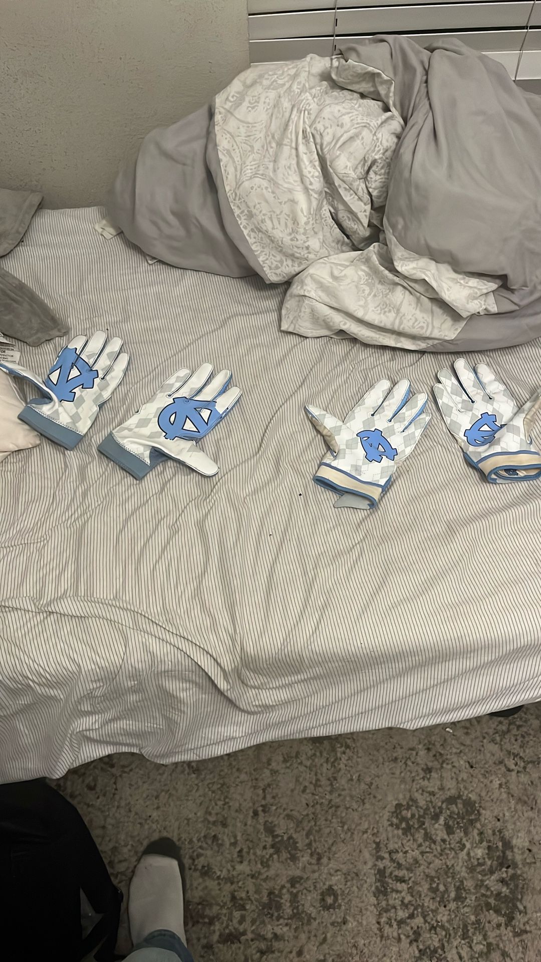 UNC college gloves