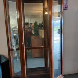 Has Cabinets And Shelvs 