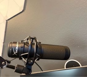 Hyper x quad cast 2 rgb mic comes with satnd