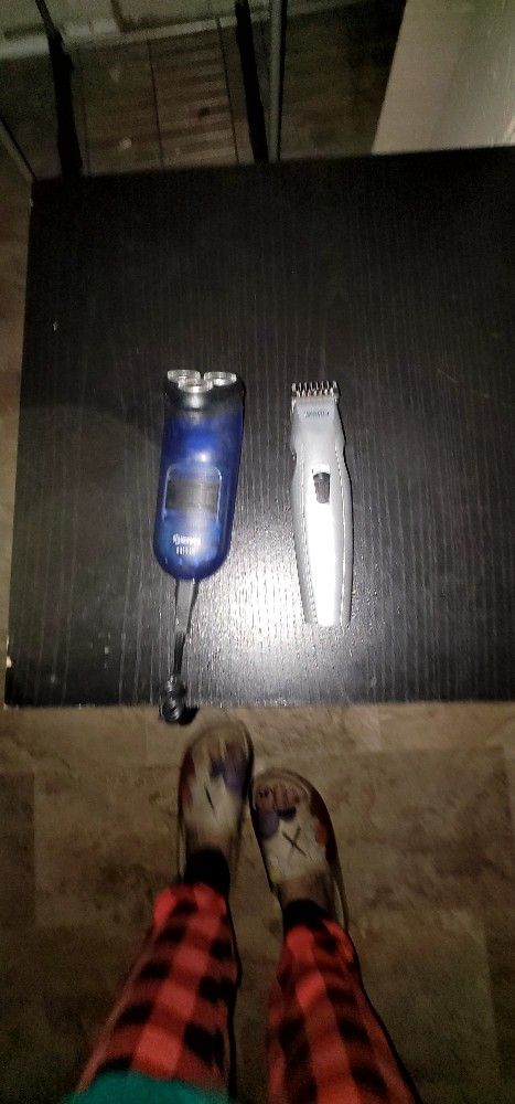 2 Electric Shavers