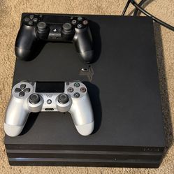 PS4 PRO 1TB + 2 CONTROLLERS & CABLES