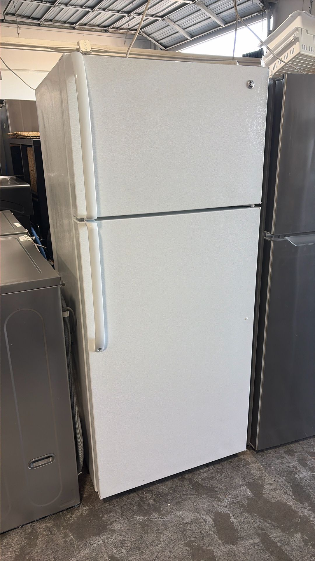 GE Top Freezer Refrigerator 