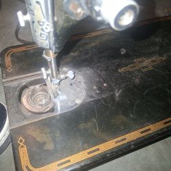 Vintage Singer Sewing Machiene 