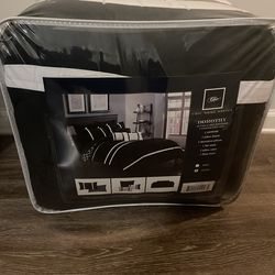 10 Piece Reversible Queen Comforter Set – Brand New!