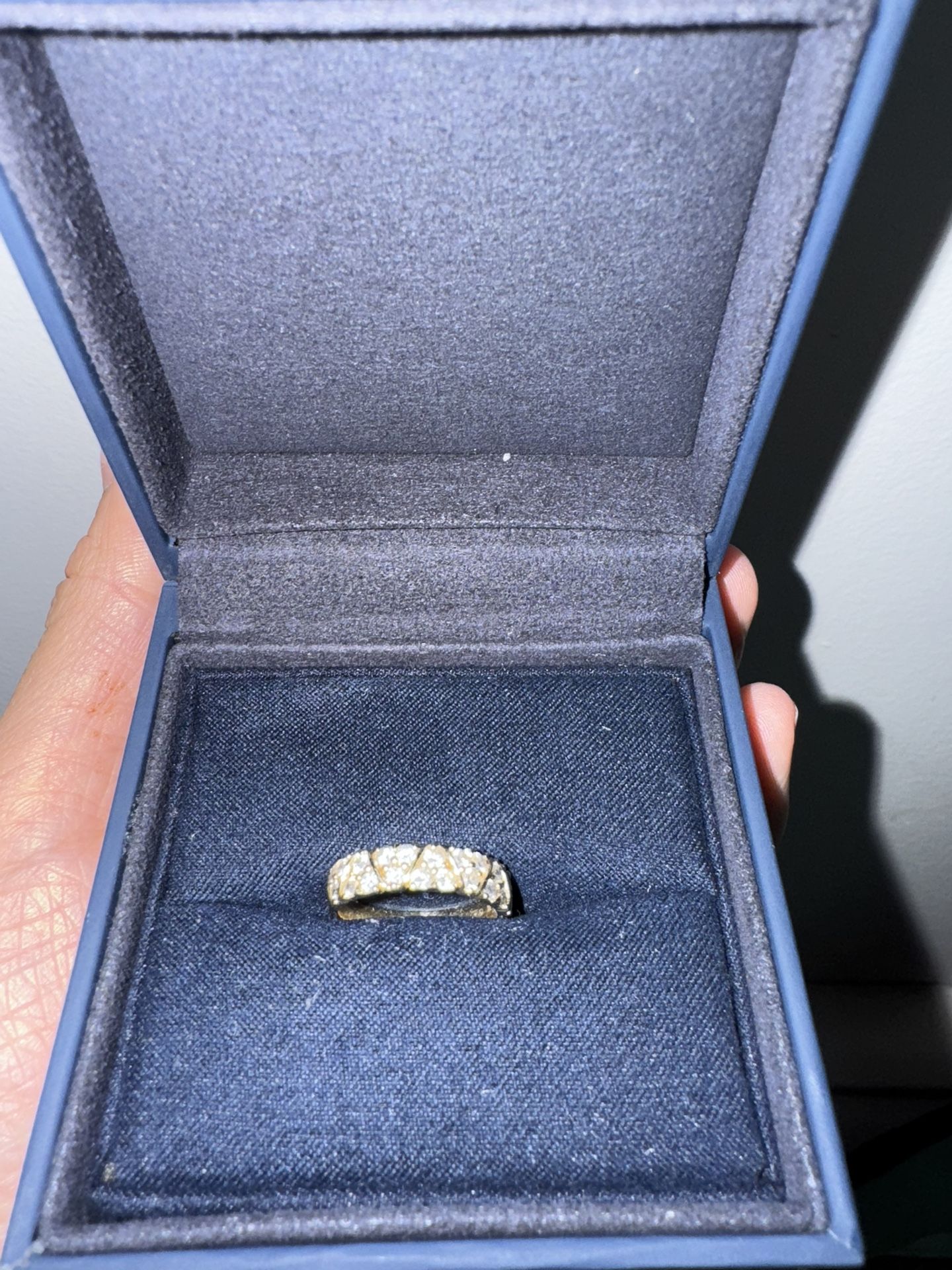 gold round brilliant diamond ring