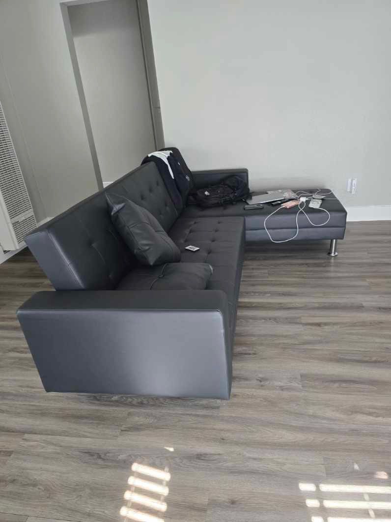 New Convertible Sectional. Black Or White Leather. 99x62x33H; 72x70x22H. Free Delivery!