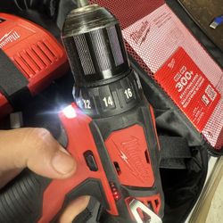 Milwaukee M12 Drill Set