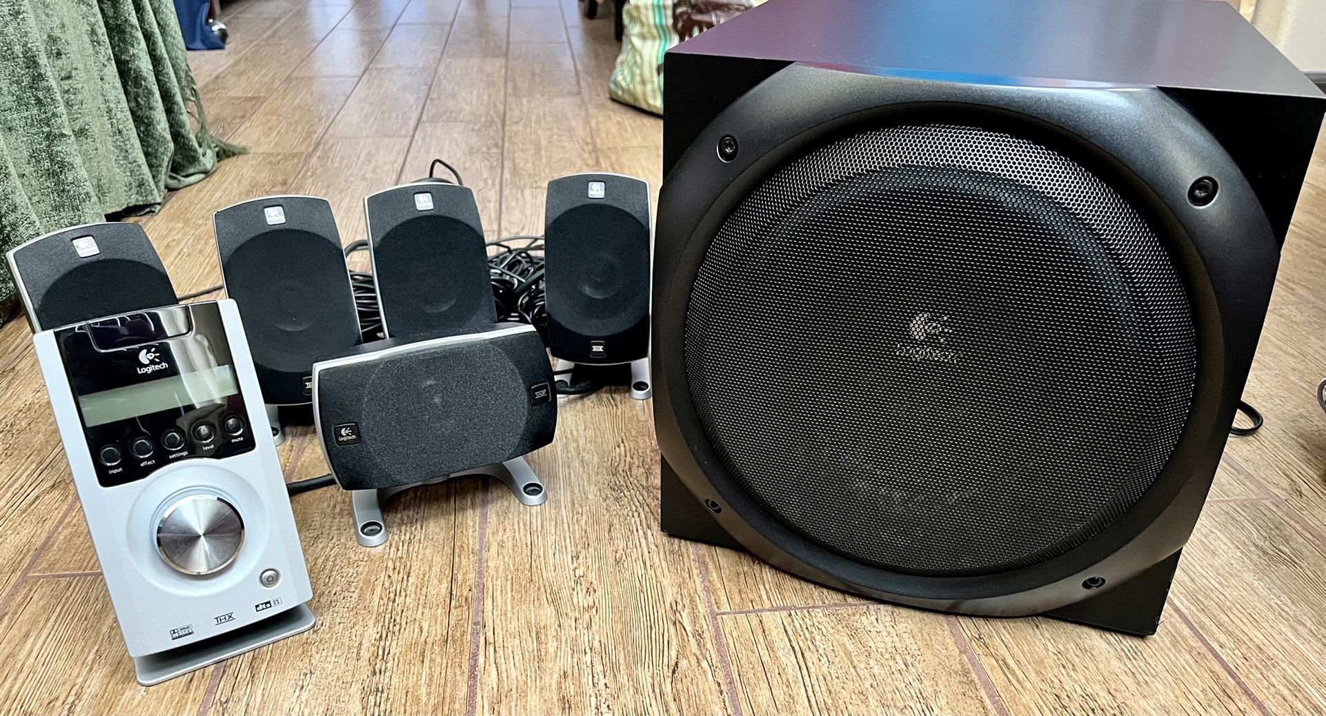 tabe knus Retfærdighed Logitech Z-5500 5.1 Surround Speaker System for Sale in West Hills, CA -  OfferUp