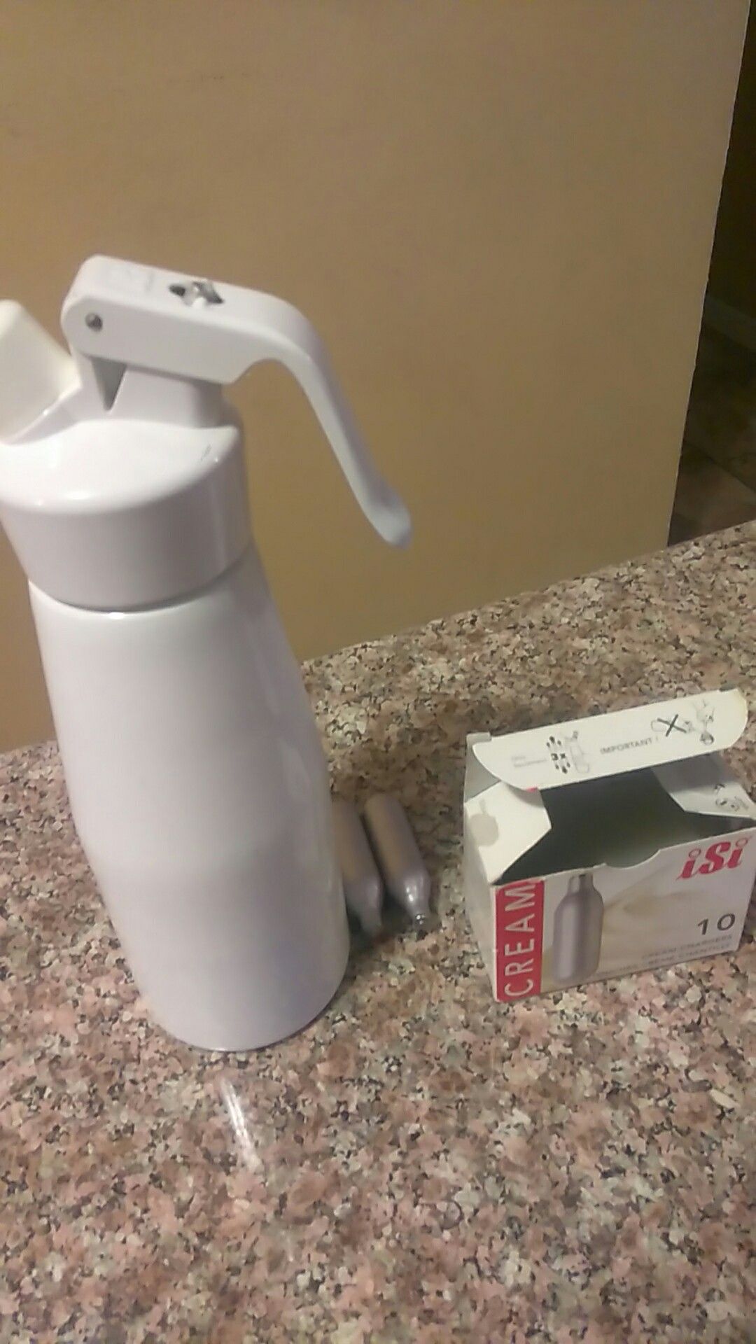 Isi whipped cream dispenser and 2 chargers