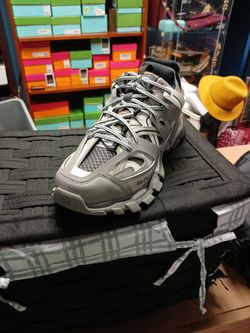 NICE TRACK SHOES SZ11