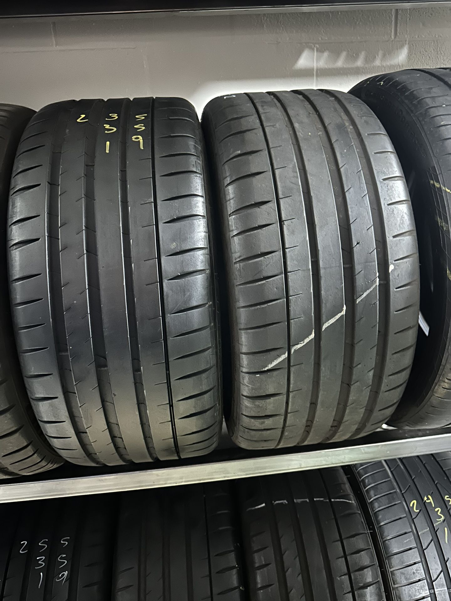 PAIR OF TIRE 235 35 19 MICHELIN 85% LIFE