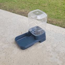Large 2 Gallon Gravity Pet Water Dispenser Excellent Condition PRICE Is Firm Cash Only 