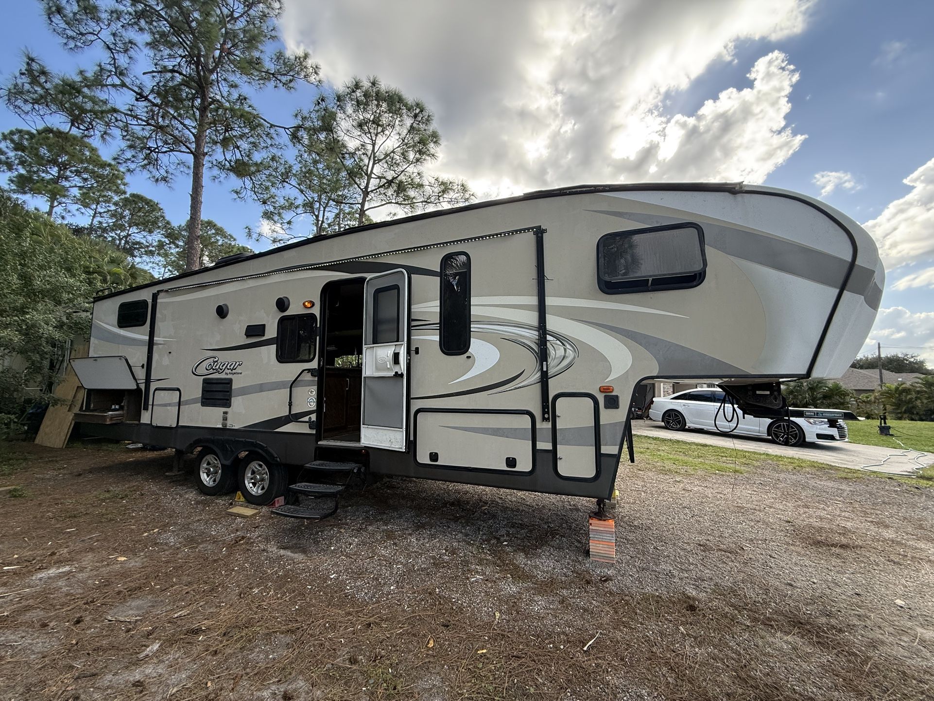 2017 Keystone Cougar XLite Camper Trailer Fifth Wheel