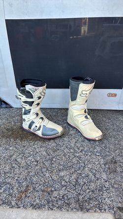 Motorcycle riding boots