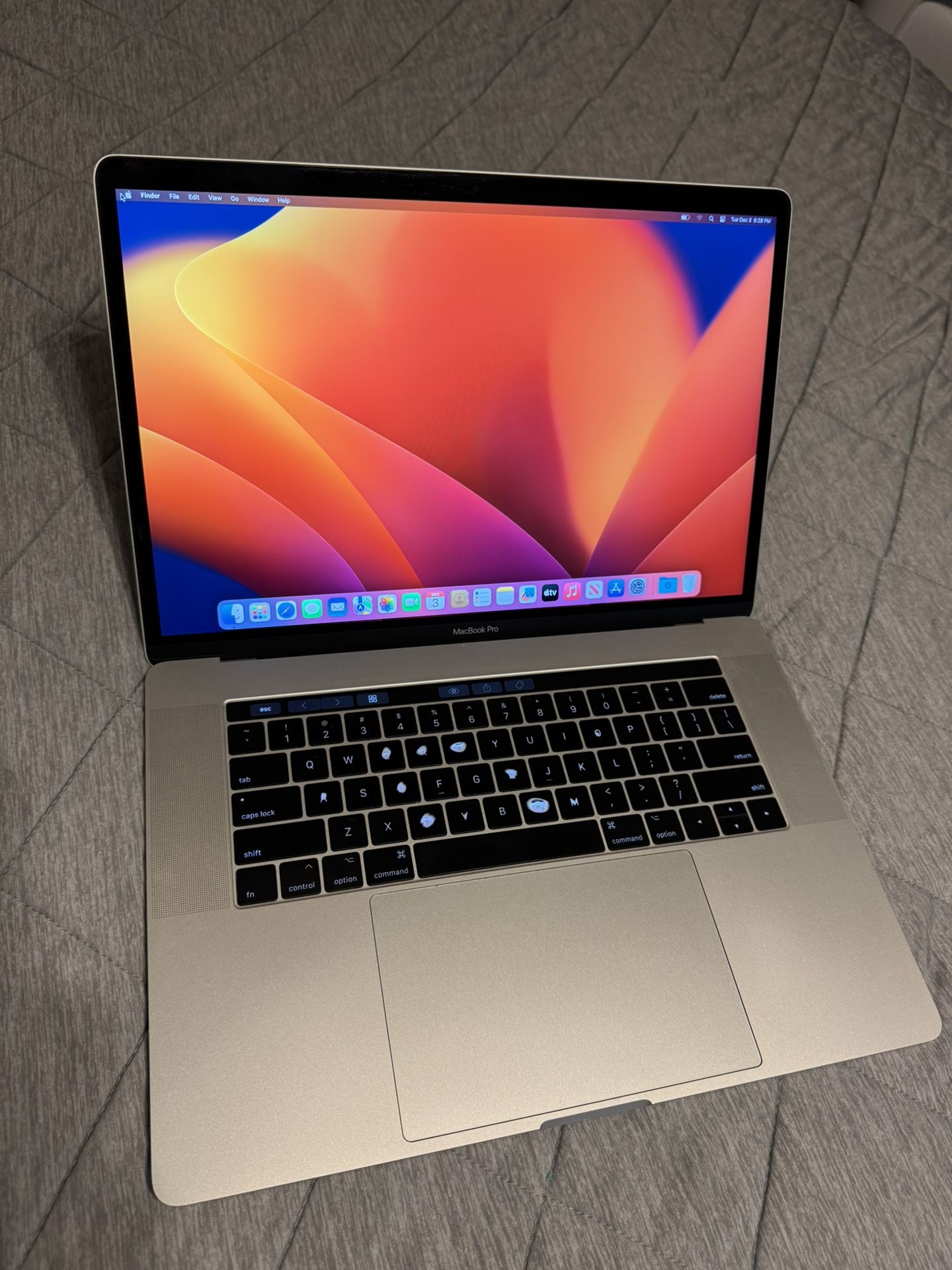 MacBook Pro 15 Inch 2017 2.8GHz Core I7, 16GB RAM, AMD Radeon Pro 555, 256GB SSD **Read Description, Some Parts Broken**