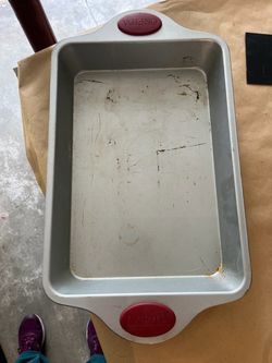 Oneida Baking Pan with Silicone Handles –