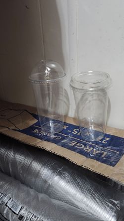 Vasos con tapas y bandejas  vendo todo