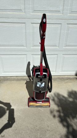 SHARK UPRIGHT VACUUM w Hepa Filer