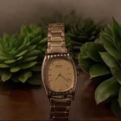 Vintage Seiko Quartz Women's Watch – Gold-Tone Oval Dial & Bracelet