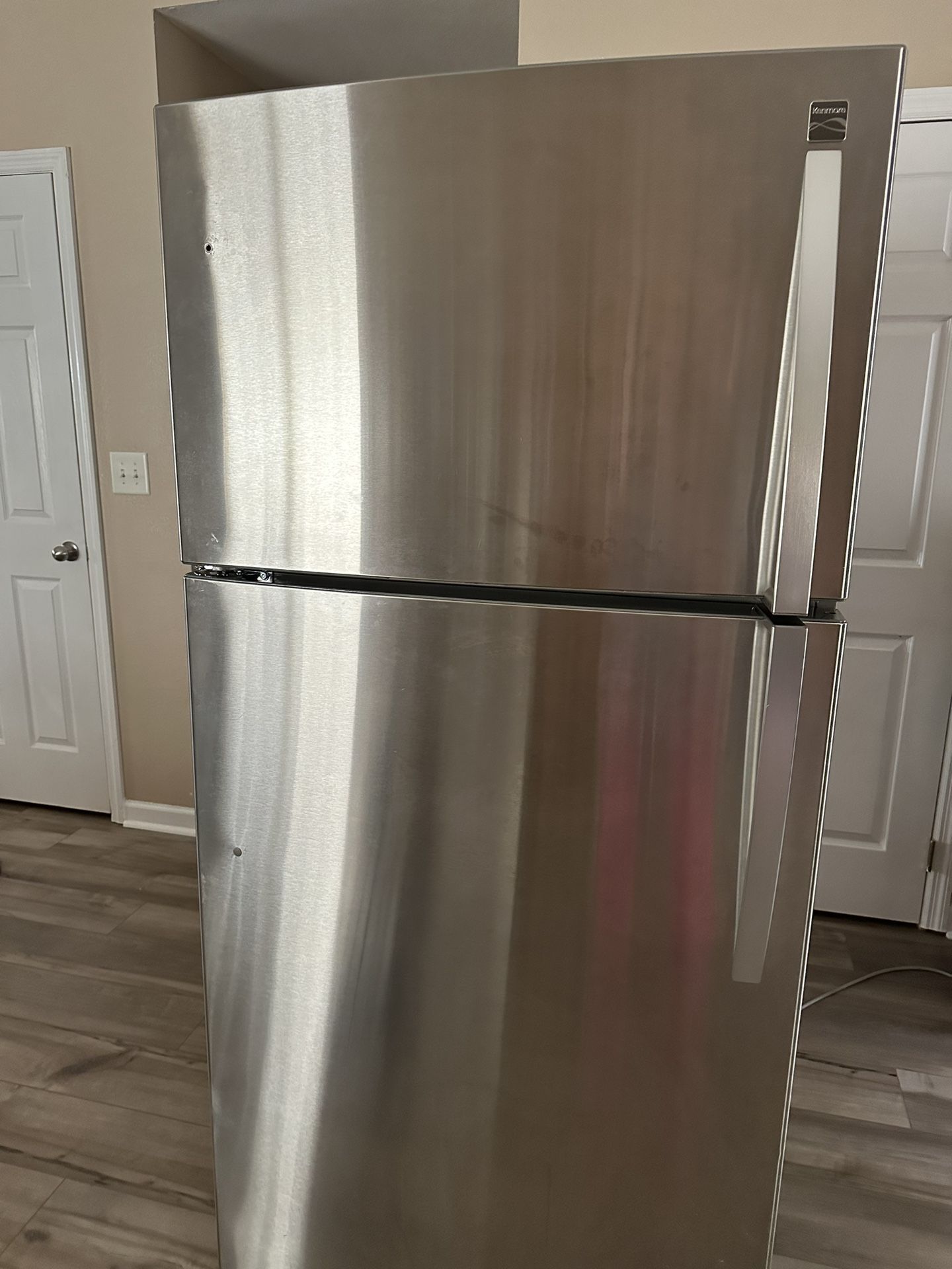 Super Nice Fridge With Icemaker And Water Dispenser