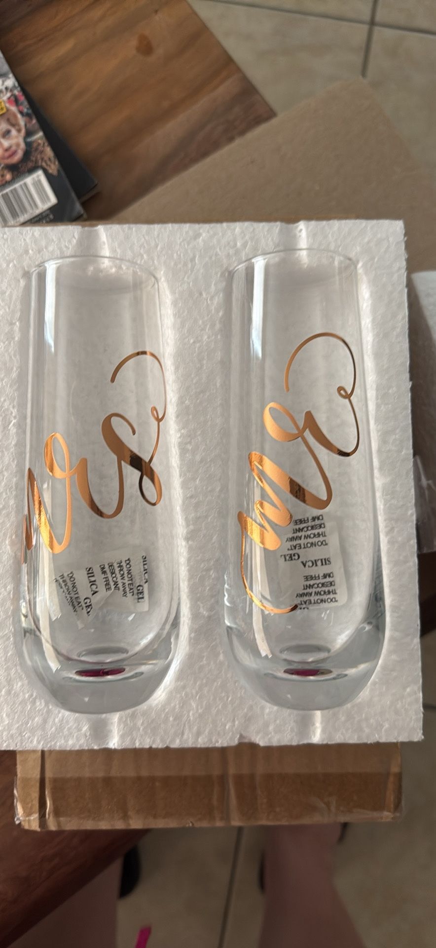 Wedding champagne flutes Mr And Mrs In gold